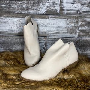 Size 9 Universal Thread Booties